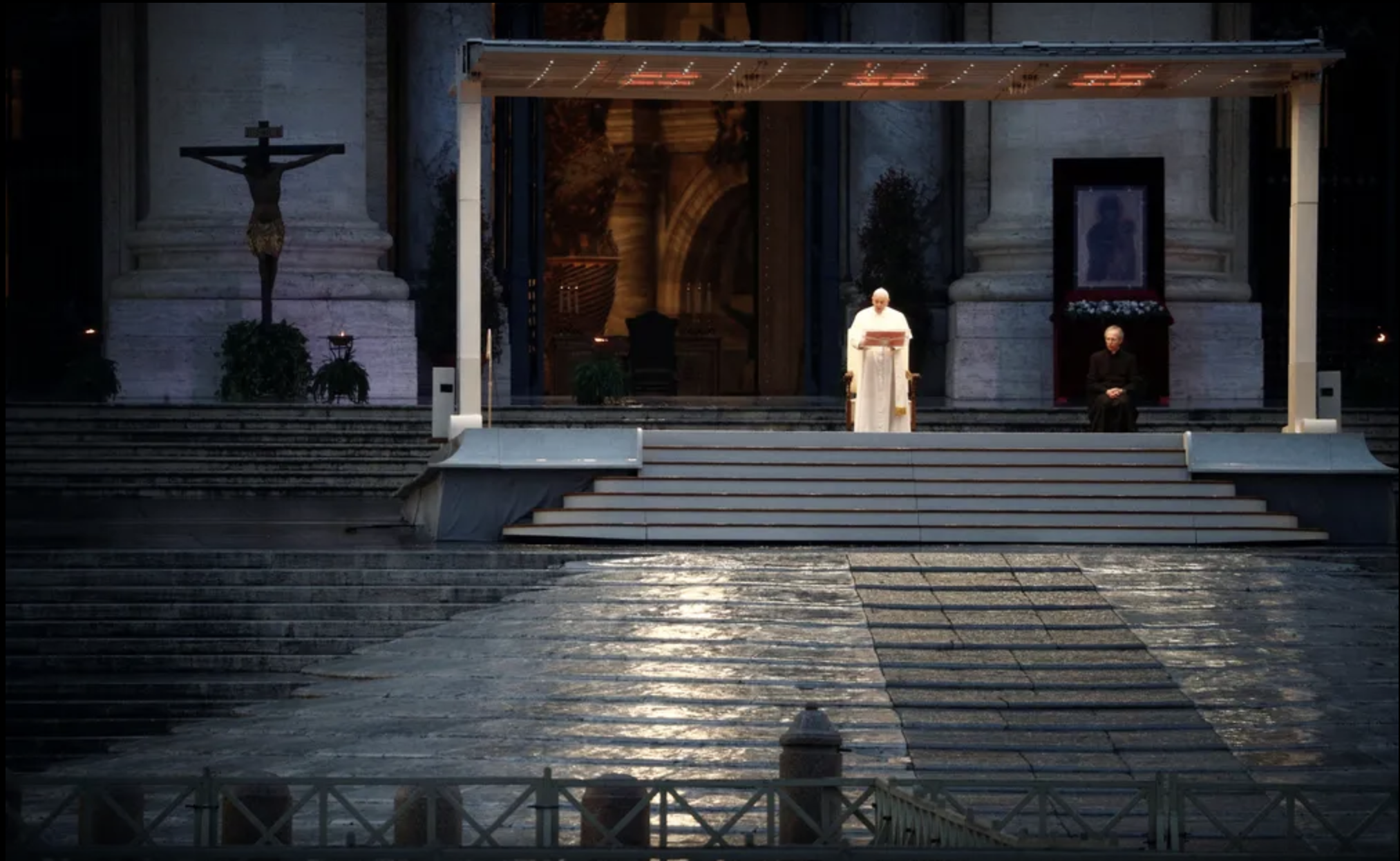 Papa Francisco segue em estado crítico; fiéis relembram icônica bênção durante a pandemia