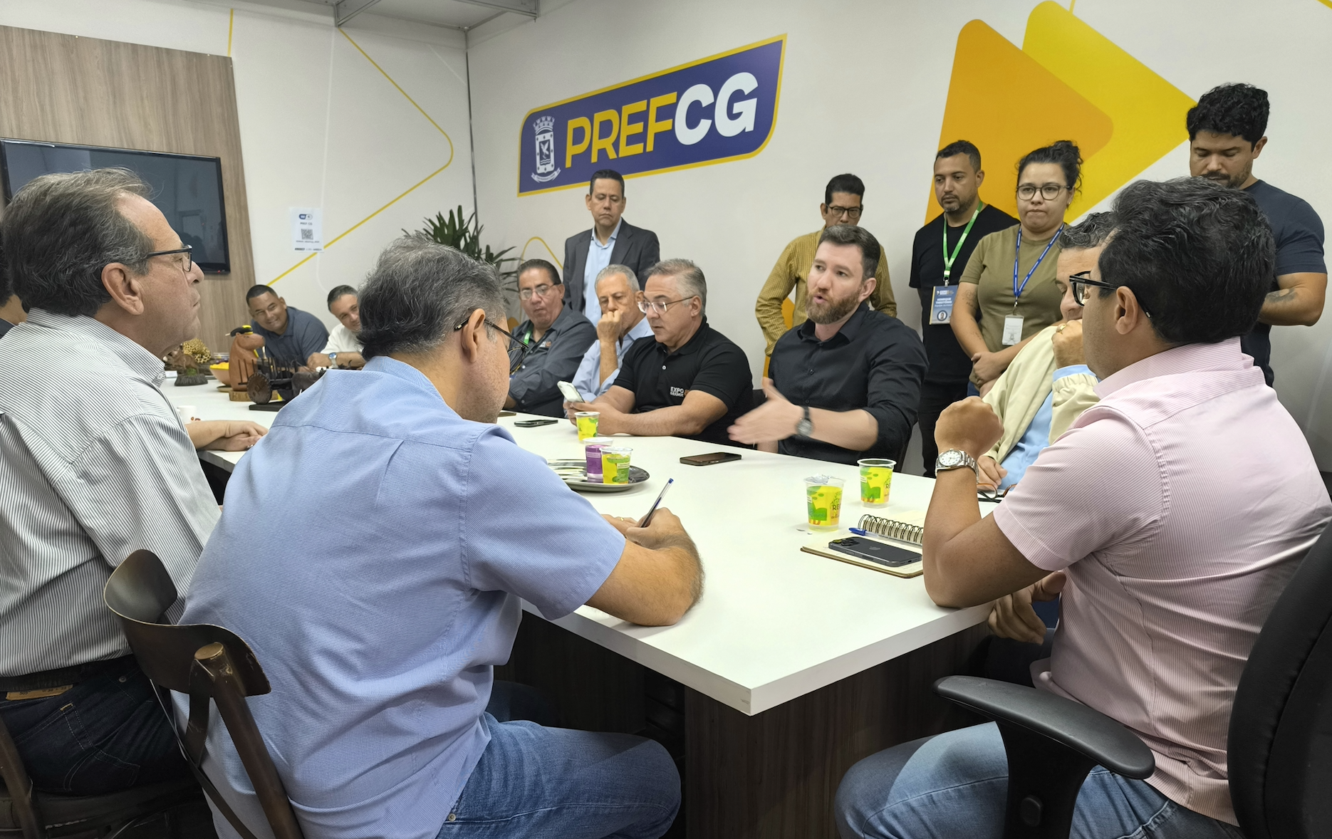 Maicon Nogueira debate empregabilidade jovem durante reunião com diretoria da Acrissul