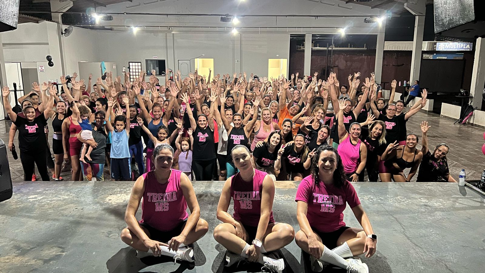 Na raça e com garra: TreinaMS retorna no Bairro Universitário e mulheres lotam aula mesmo debaixo de chuva