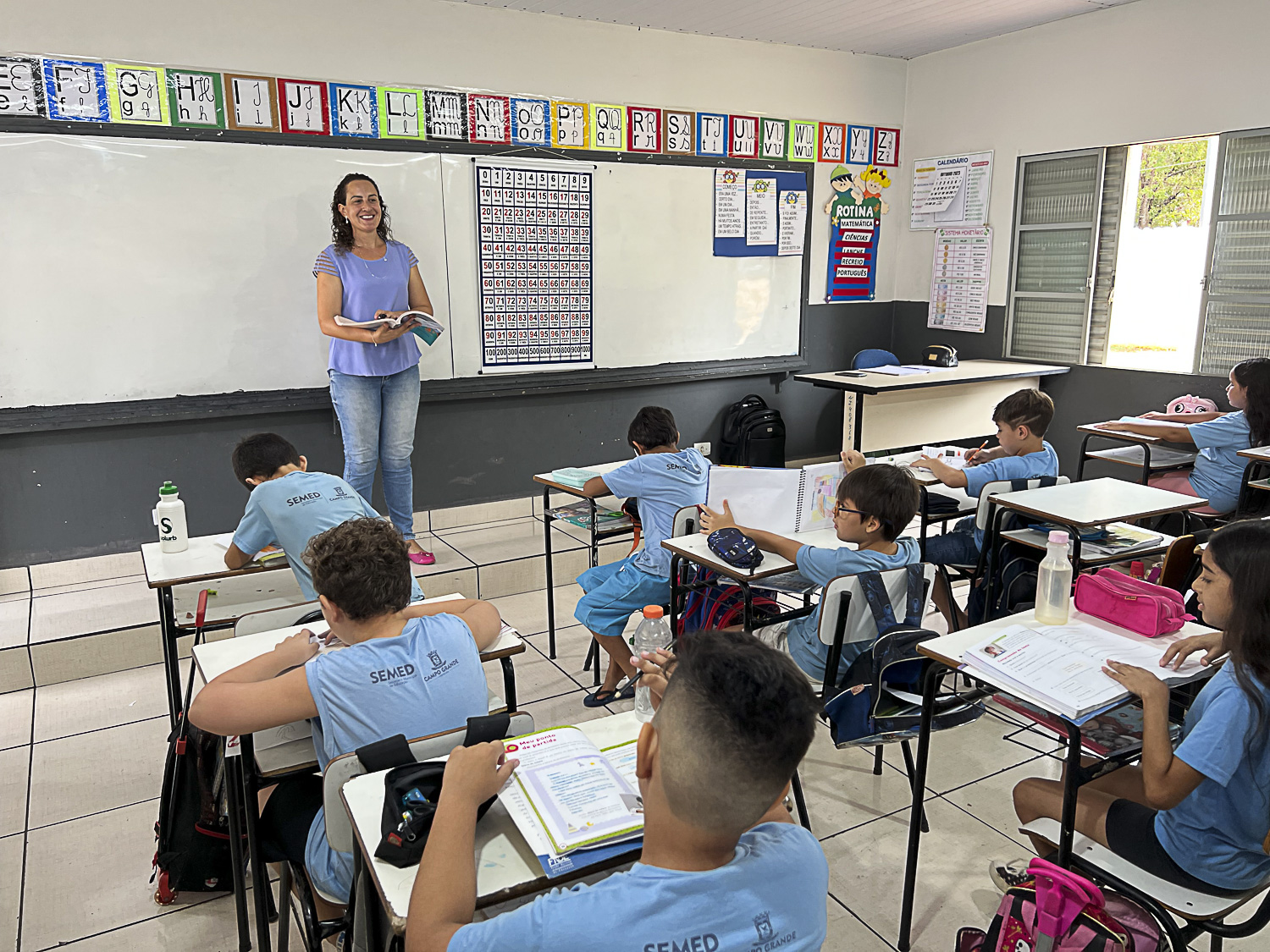 Adriane Lopes anuncia boas notícias para professores: reajuste de 6,27% e convocação de 273 concursados em Campo Grande